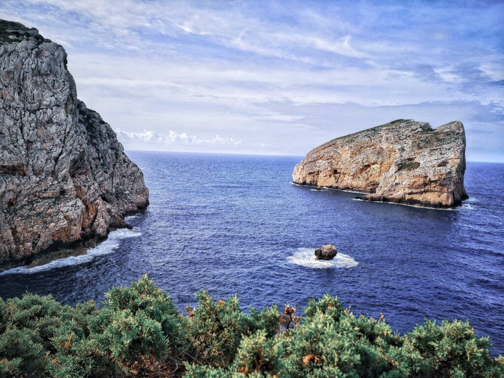 Eindrucksvolles Capo Caccia in der Provinz Sassarie auf Sardinien mit steiler Felsklippe und blauem Meer