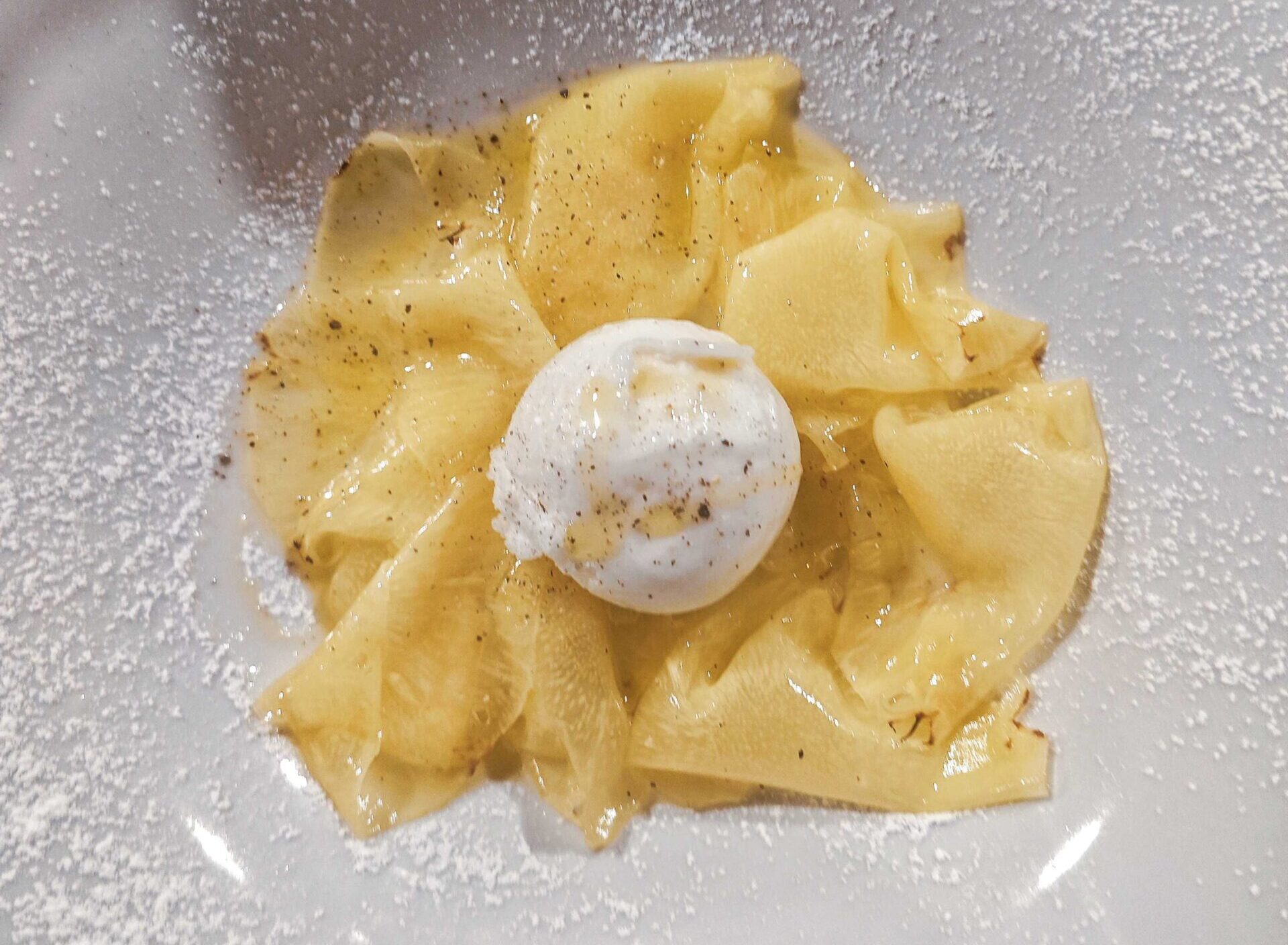 Ein sardisches Dessert aus Ananas, Zitronensorbet, Pfeffer und Olivenöl