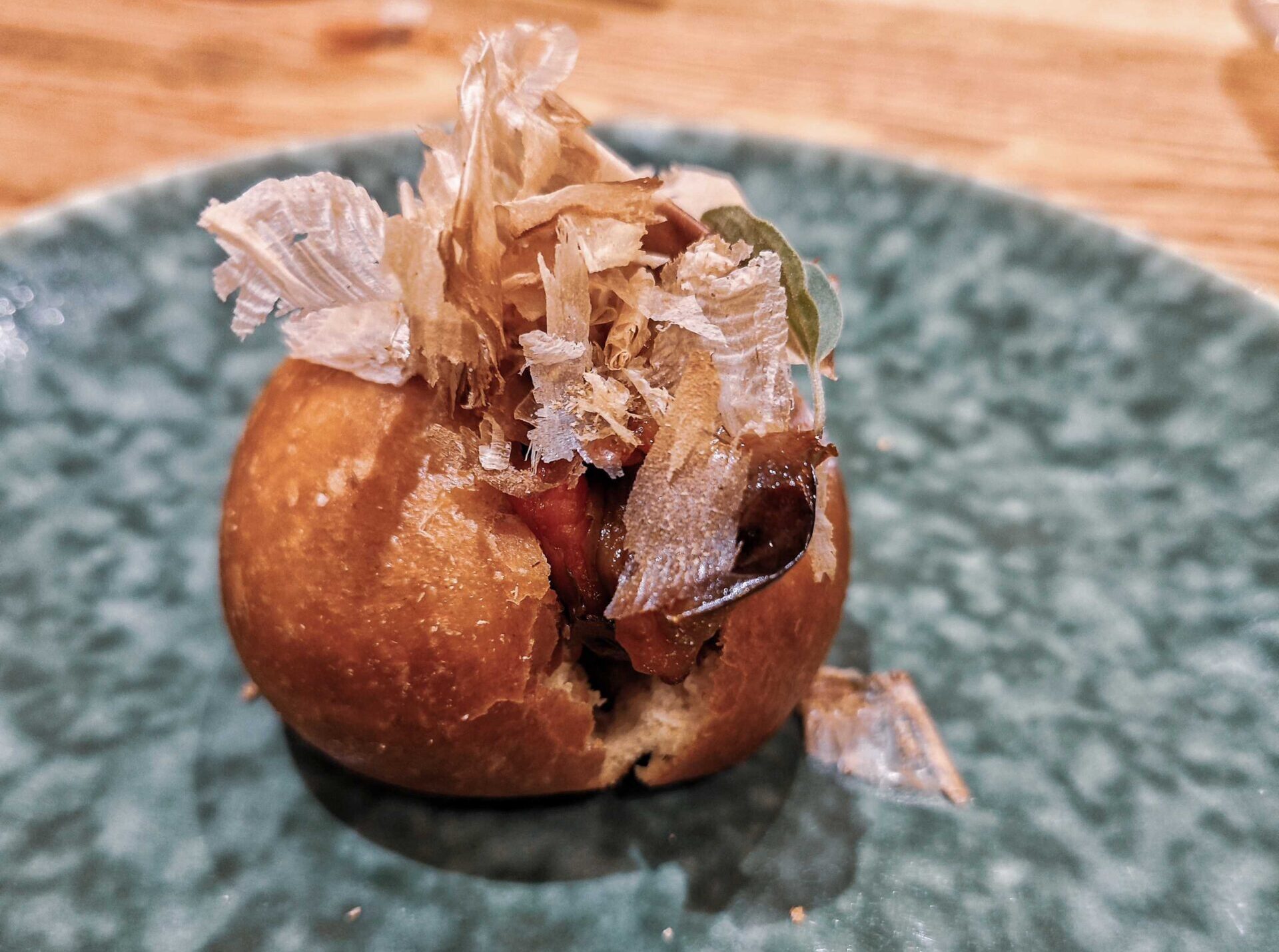 Beste Restaurants Sardinien mit einem Bao gefüllt mit Paprika und Bonito