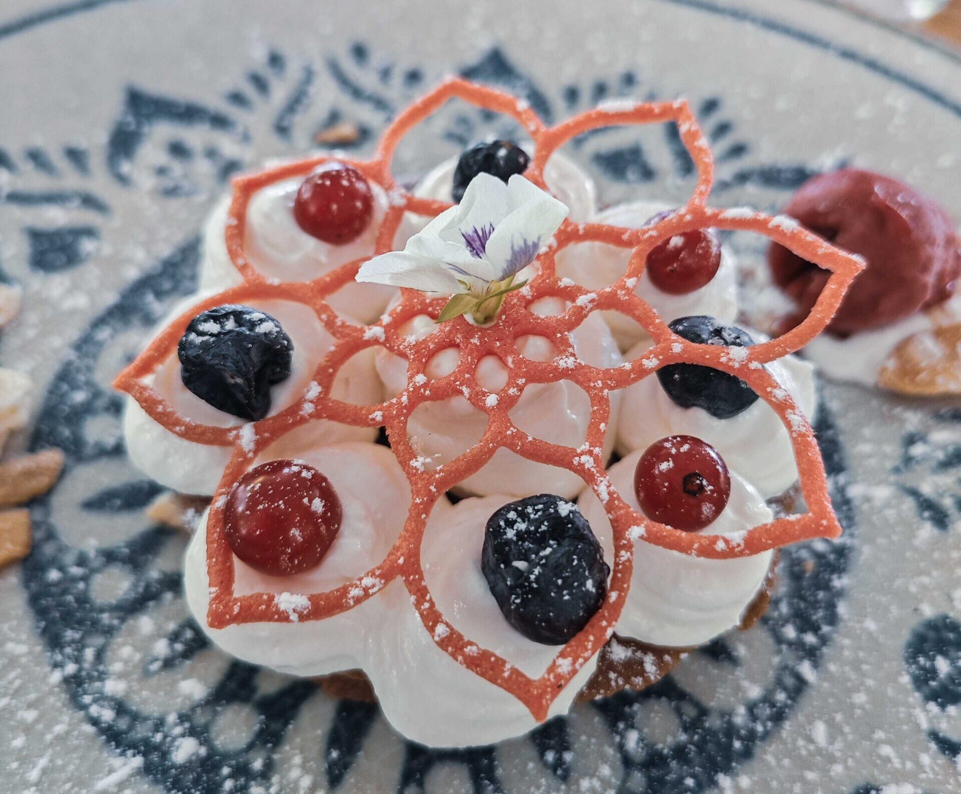 Beste Restaurants Sardiniens mit einem Millefoglie Dessert und Früchten