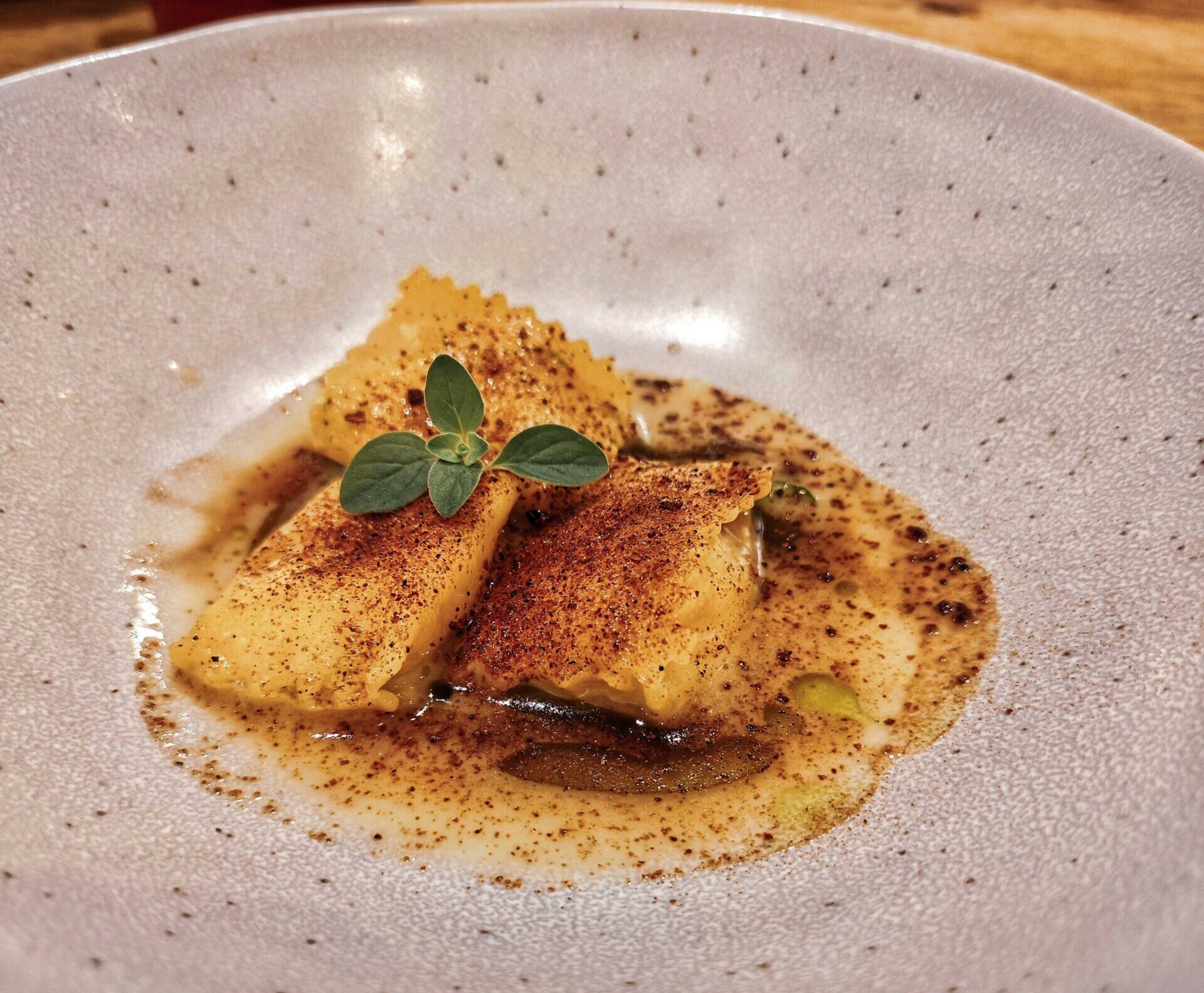 Beste Restaurants Sardiniens mit einem Teller Ravioli in selbstgemachter Brühe