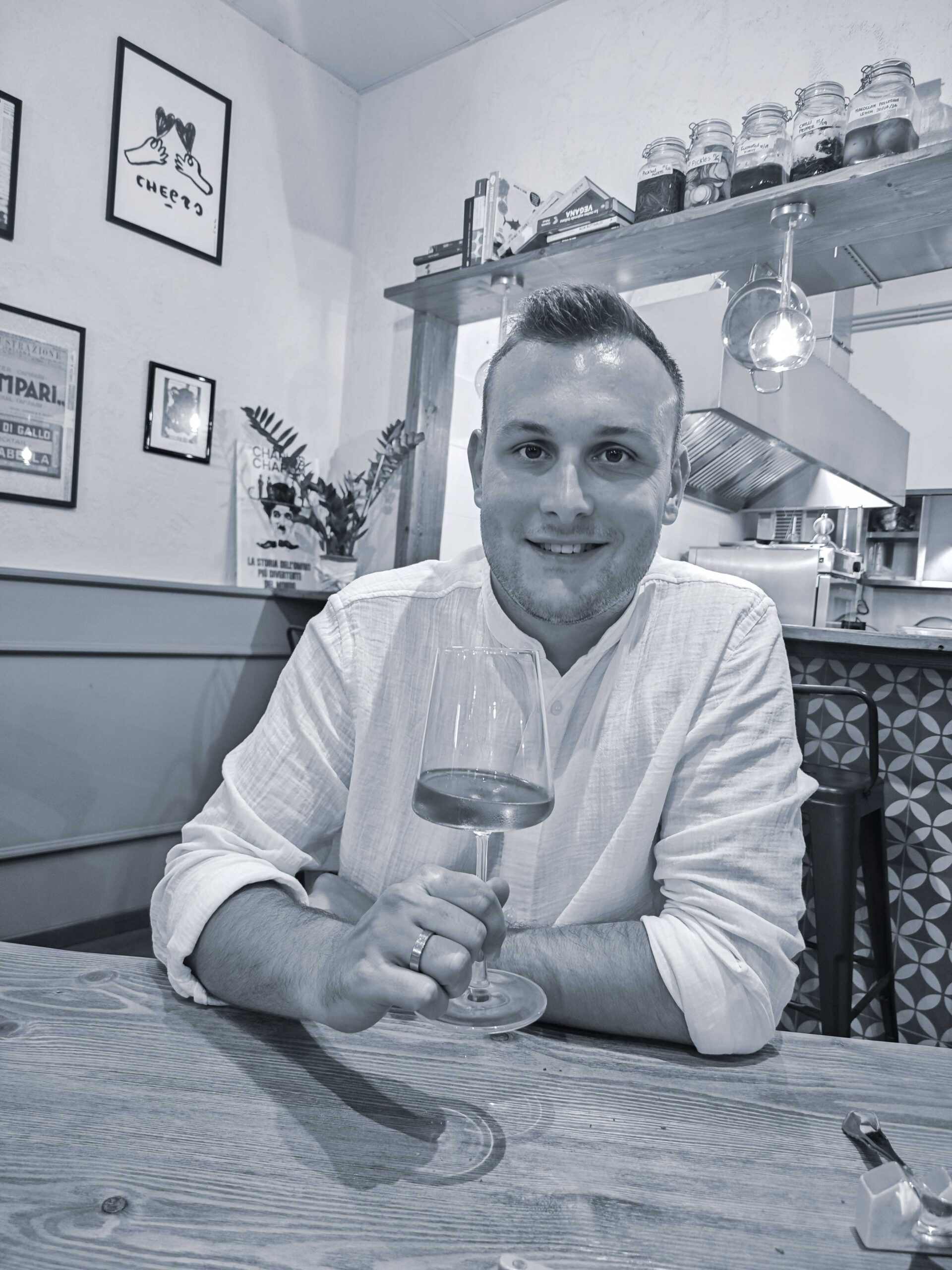 Restaurant Tipps auf Sardinien von Blogger Julian, der hier mit einem Glas Wein im Raices Tapas in Sant'Antioco sitzt