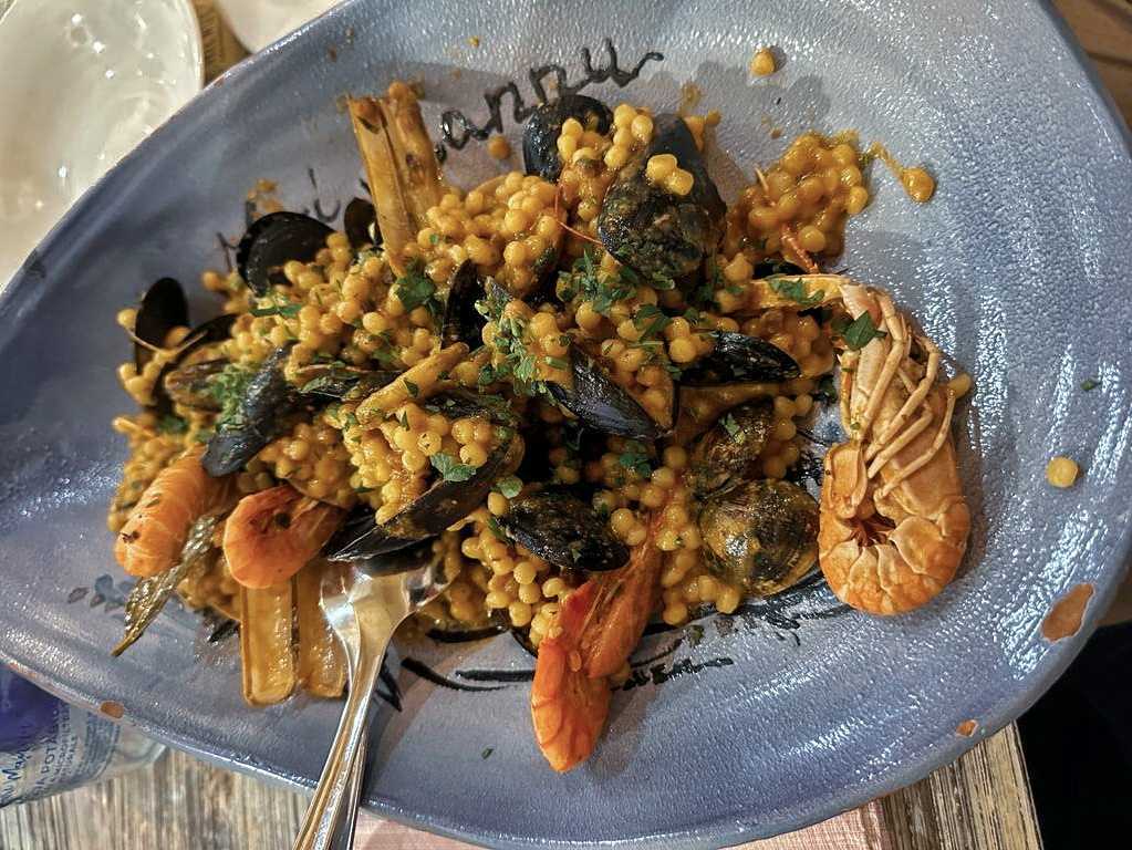 Sardische Küche mit einem Teller voll Fregola Sarda con Frutti di Mare