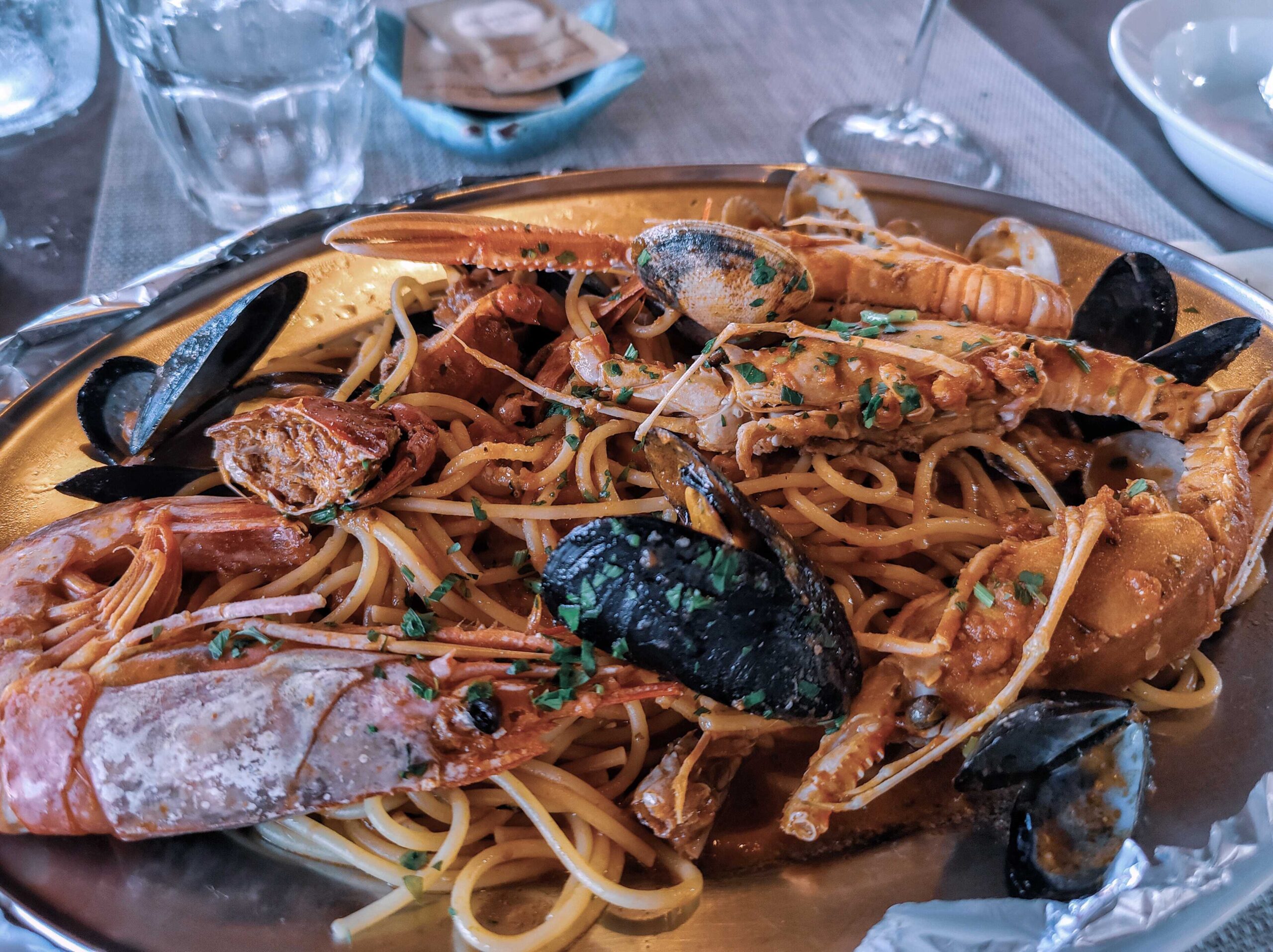 Ein Teller voller Spaghetti mit Hummer und Meeresfrüchte 