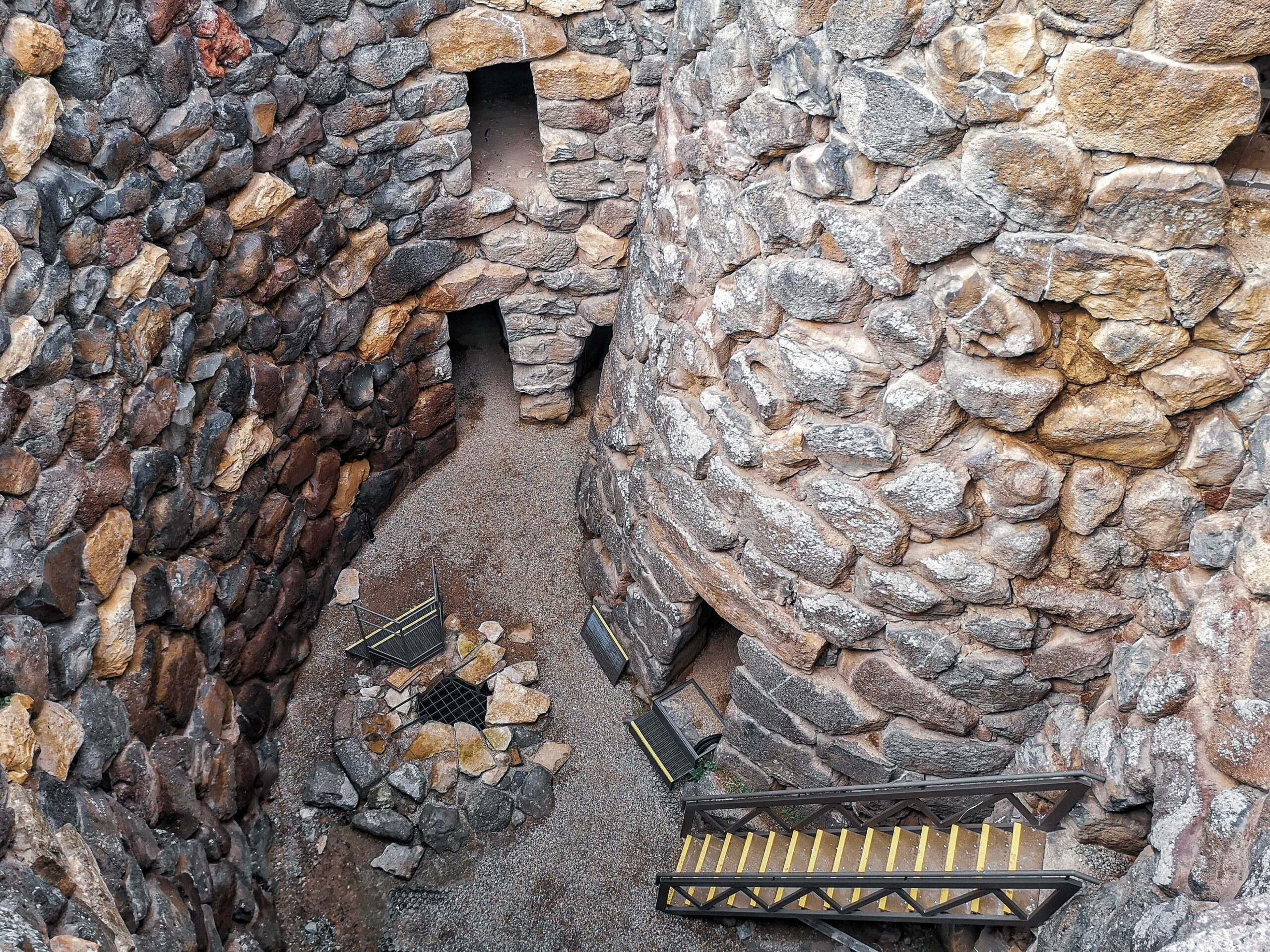 Der Blick hinab in die Nuraghe von Su Nuraxi in Barumini