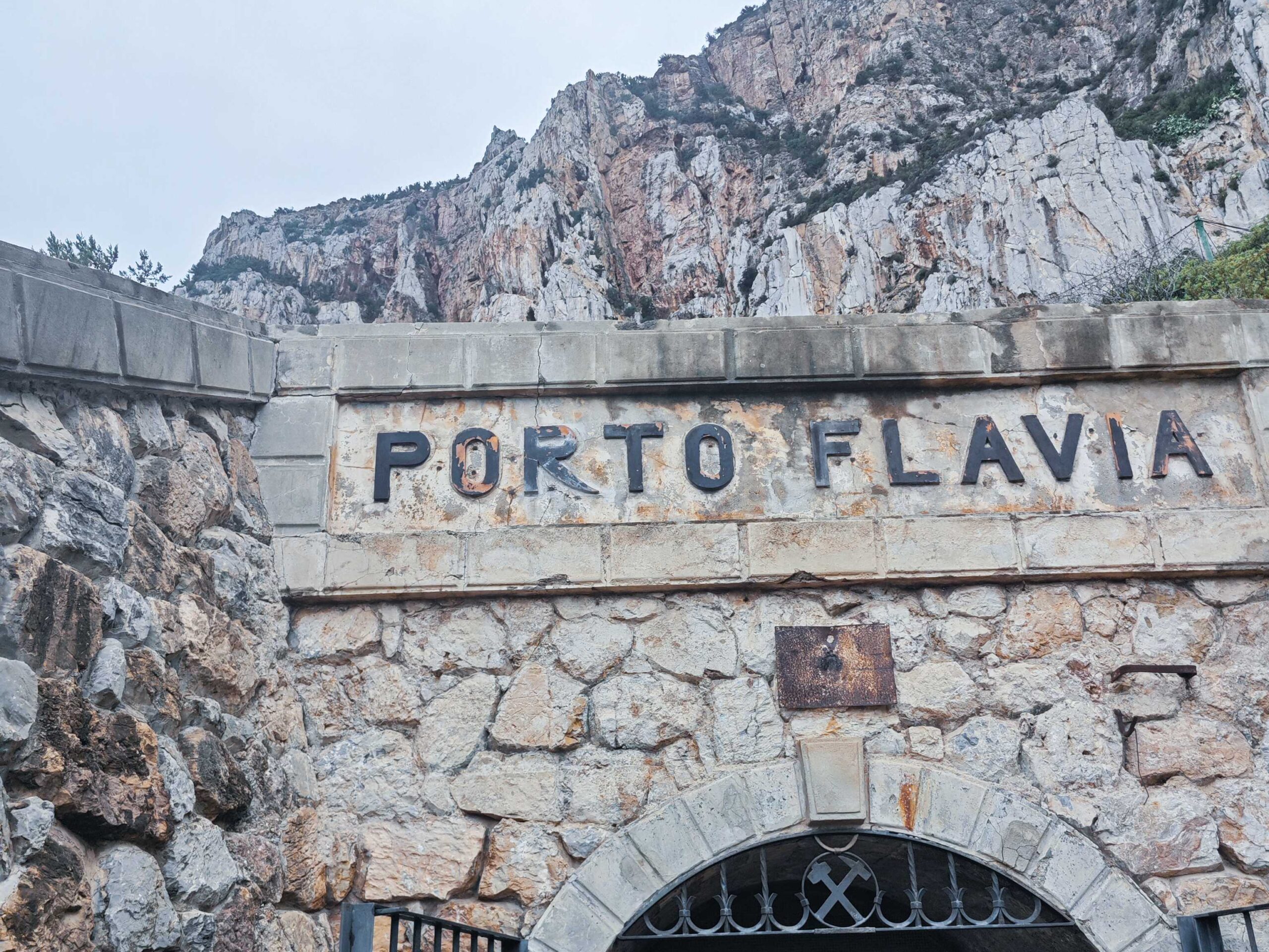 Der Eingang zu den Erztunneln von Porto Flavia in Sud Sardegna