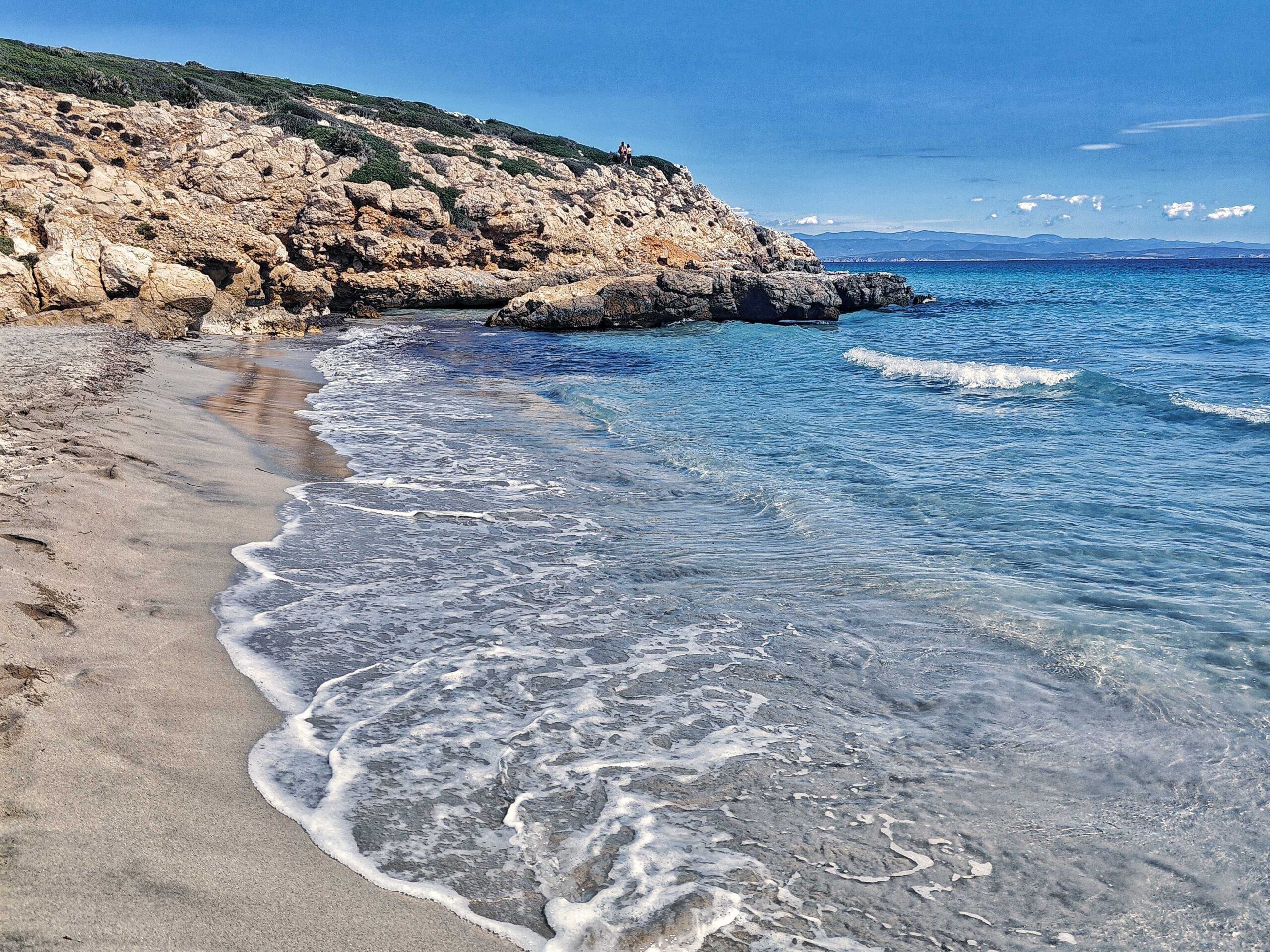 Der Blick auf den Strand Coaquaddus in Sant´Antioco mit seinen Felsen und türkisblauem Wasser