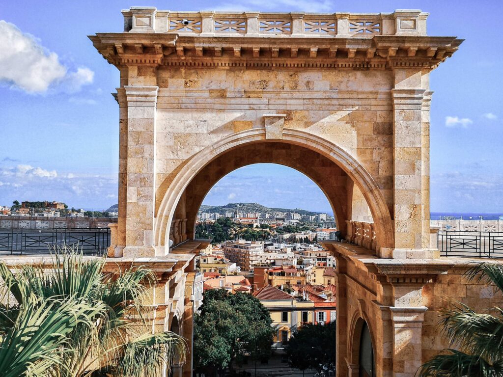 Blick von der Bastione di Saint Remy in Cagliari durch das Tor auf Stadt und Meer