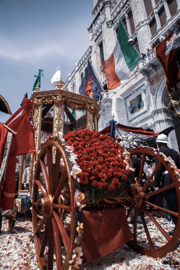 Goldene Kutsche mit roten Nelken beim Festa di Sant’Efisio in Cagliari vor dem Rathaus