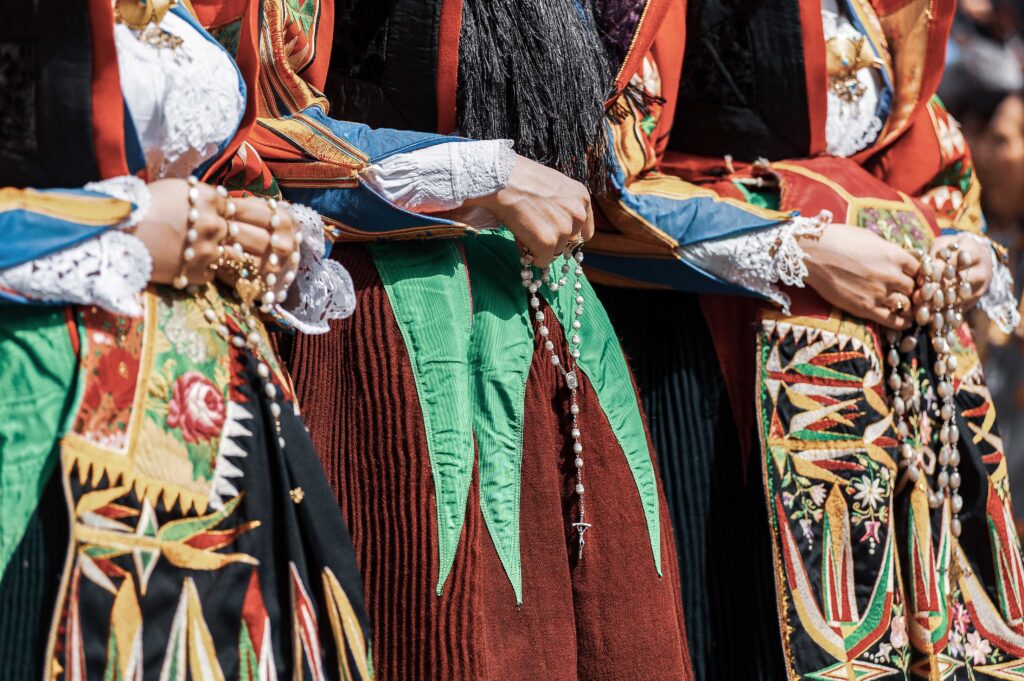 Detailaufnahme sardischer Trachten und Rosenkränze beim Umzug des Festa di Sant’Efisio