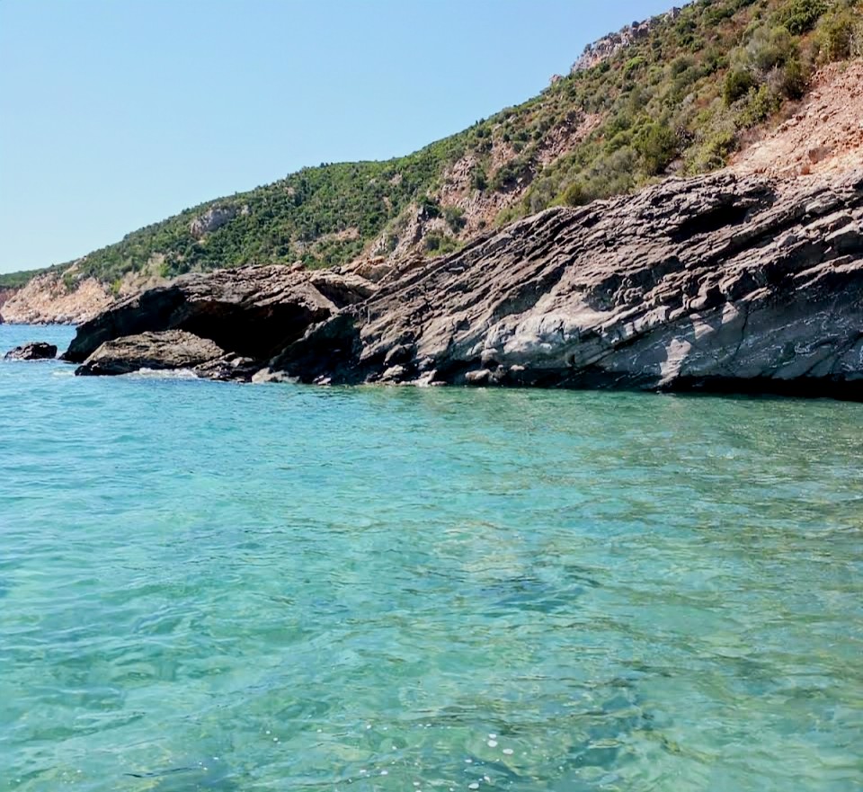 Türkisblaues Wasser in einer geheimen Bucht an der Ostküste Sardiniens
