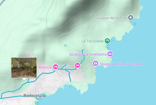 Google Maps Karte mit Geländeansicht zum Finden von geheimen Buchten auf Sardinien.