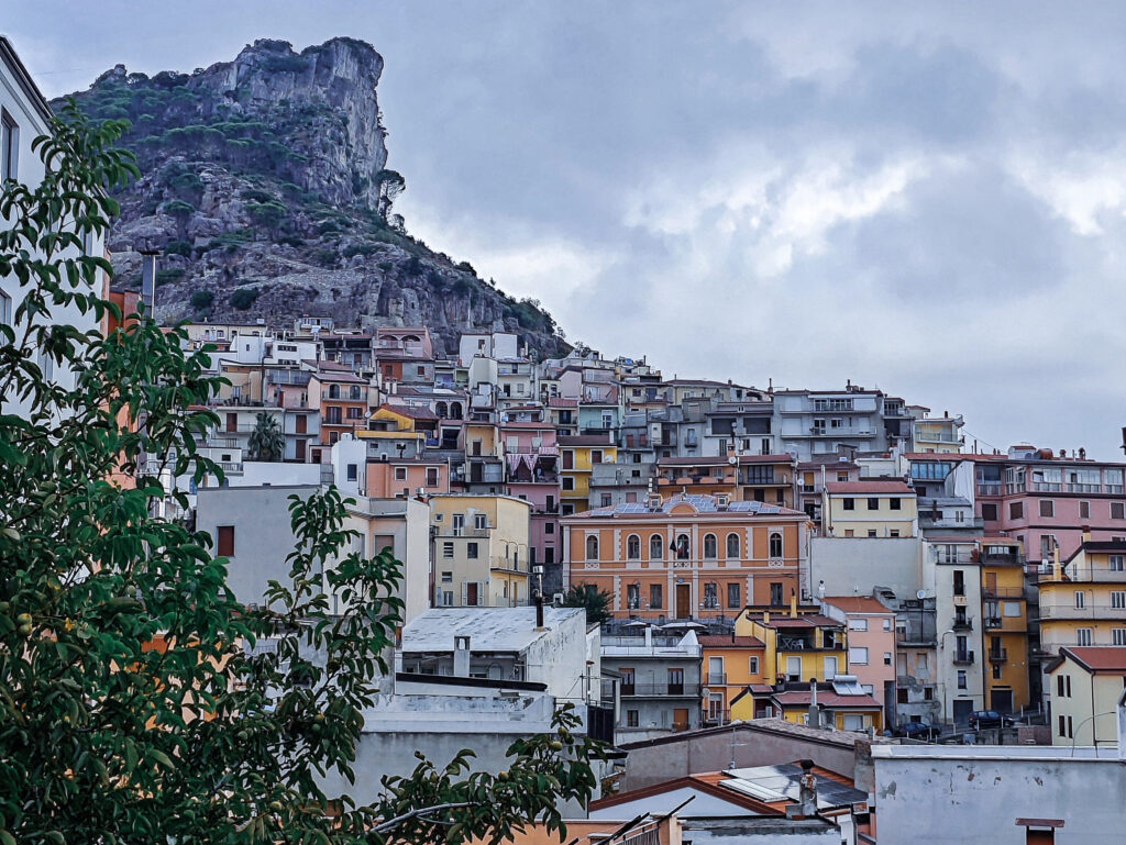 Panorama des sardischen Dorfes Ulassai mit bunten Häusern am Hang