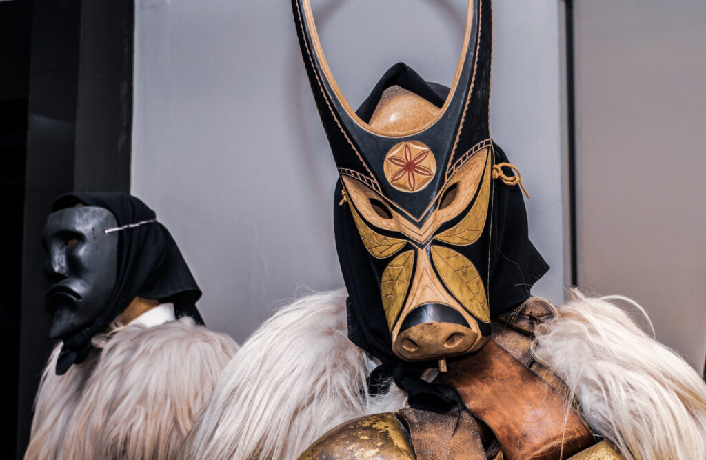 Masken der Mammuthones und Issohadores im Museo delle Maschere Mediterranee in Mamoiada – Teil des Artikels „Museen für Nicht-Museumsfans – Sardiniens Kultur mal anders erleben“