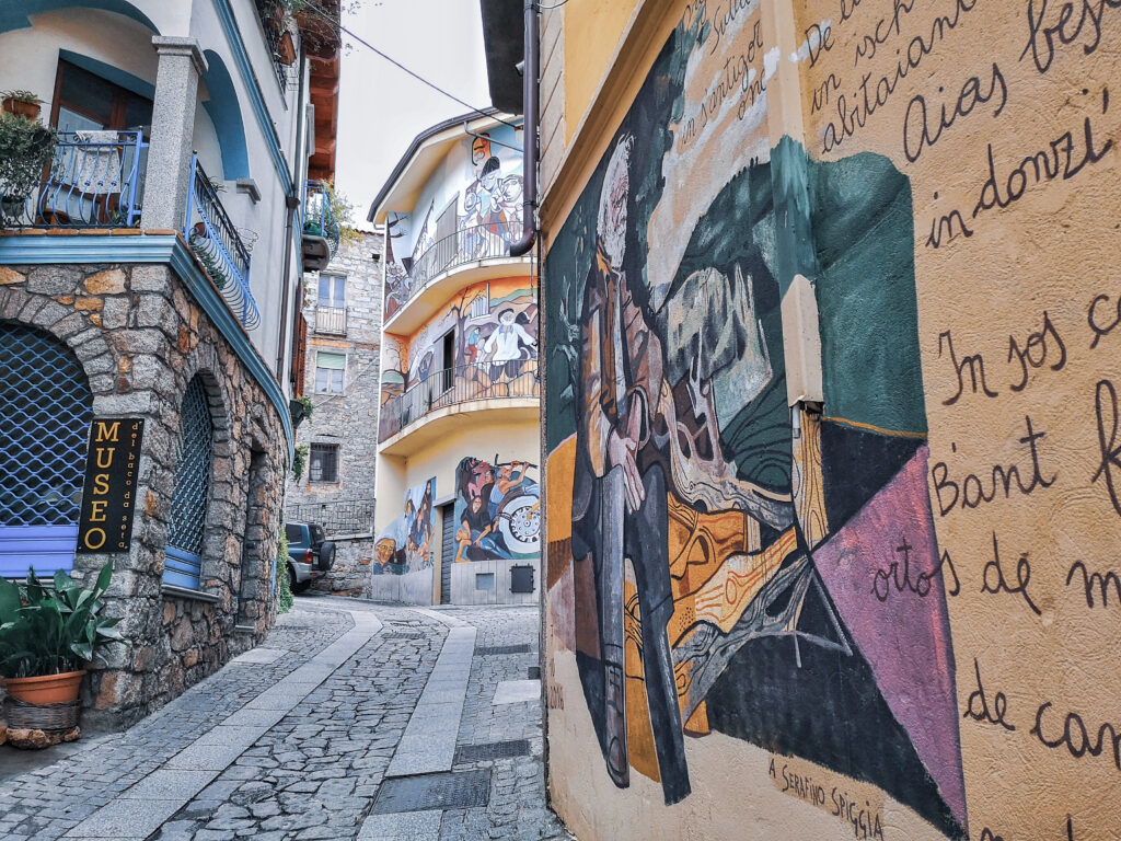 Blick in eine Gasse in Orgosolo mit den berühmten Wandmalereien Murales