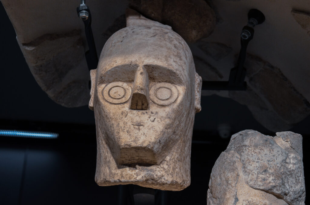 Nahaufnahme einer Steinskulptur der Giganti di Mont’e Prama aus der Nuraghenzeit im Archäologischen Nationalmuseum in Cagliari, Sardinien