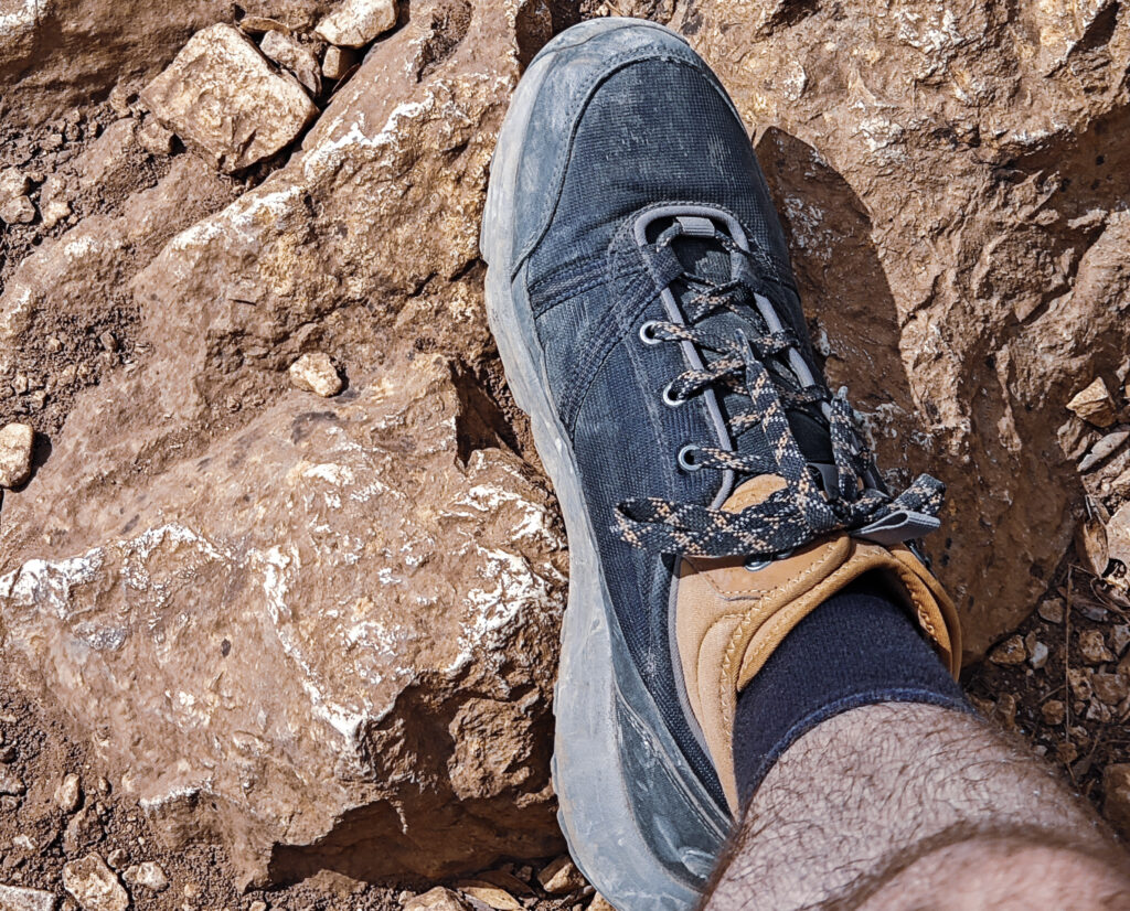 Sardinien Wandern mit Aussicht und richtigem Schuhwerk für die schroffen Felsen. Hier zu sehen ein Wanderschuh mit Profil