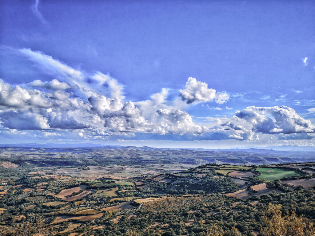 Wandern Sardinien Aussicht mit einem Blick über das weite sardische Tal
