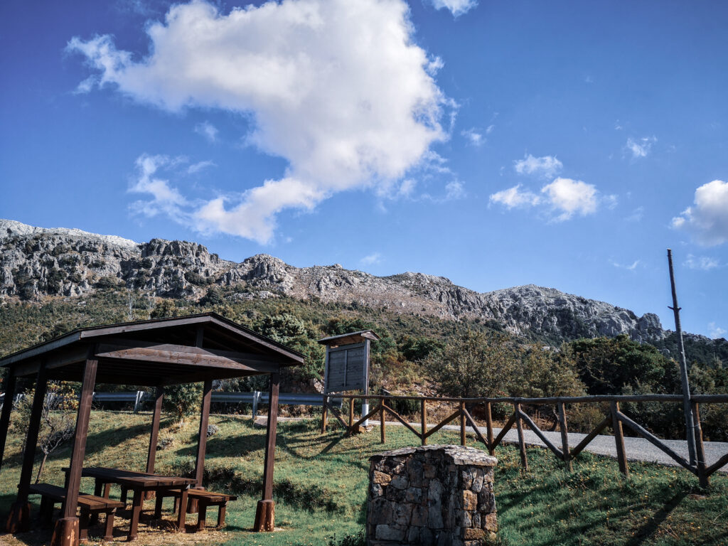 Blick auf eine Raststelle im Supramonte Gebirge in Sardinien