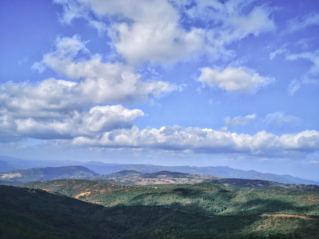 Aussicht und Blick ins weite Panorama hoch oben am Monte Albo auf Sardinien
