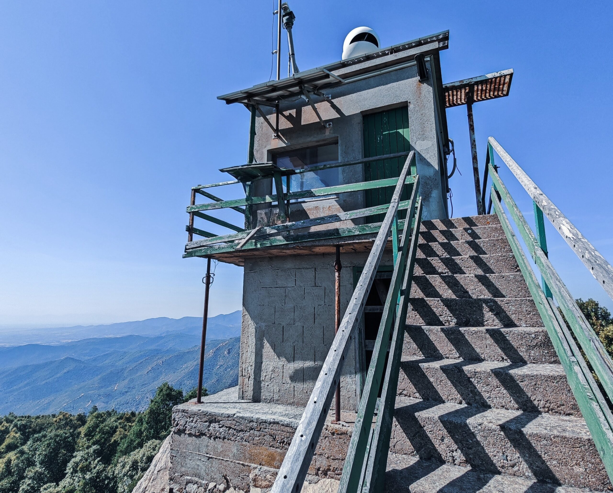 Alter Steinturm mit Treppen und Aussicht am Monte Cresia auf Sardinien