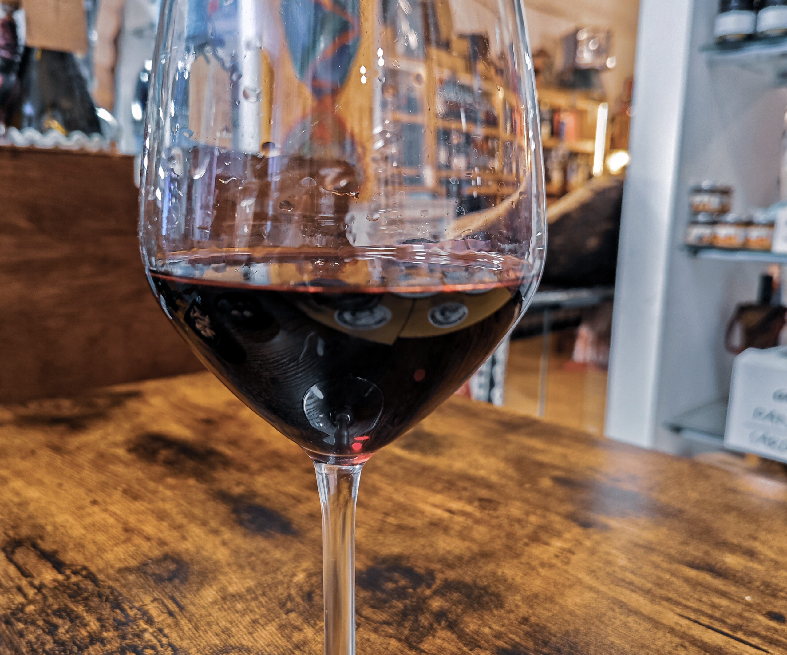 Ein Glas mit Cannonau Wein bei einer Verkostung auf einer Weinreise durch Sardinien