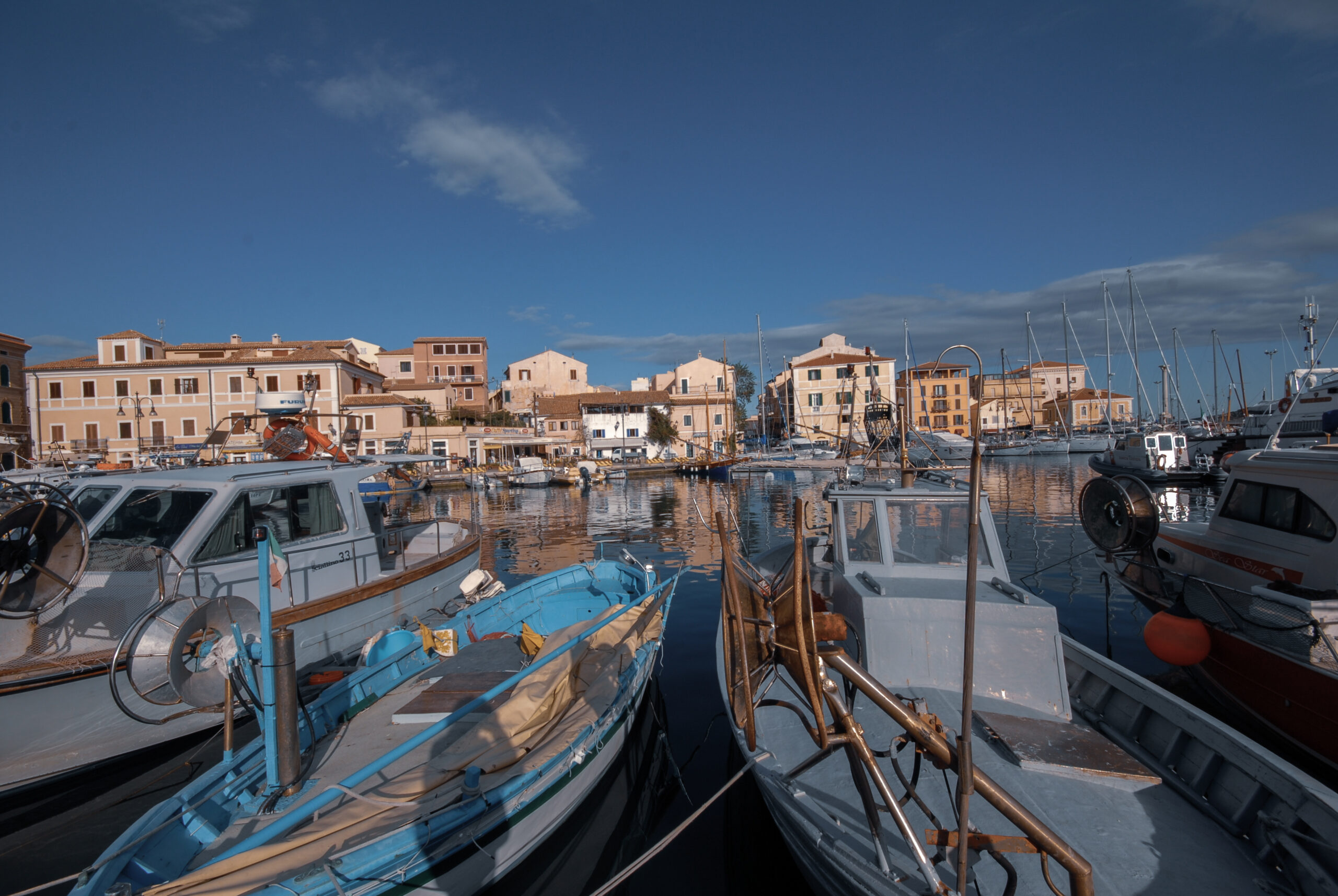 Blick auf den Cala Gavetta, den Hafen von La Maddalena auf Sardinien mit Booten im Vordergrund und schönen Häusern dahinter