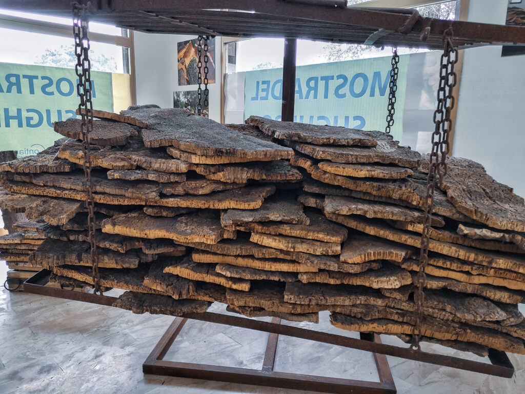 Gestapelte Korkrindenplatten nach der Ernte im Ausstellungsraum des Korkmuseums in Calangianus, Sardinien