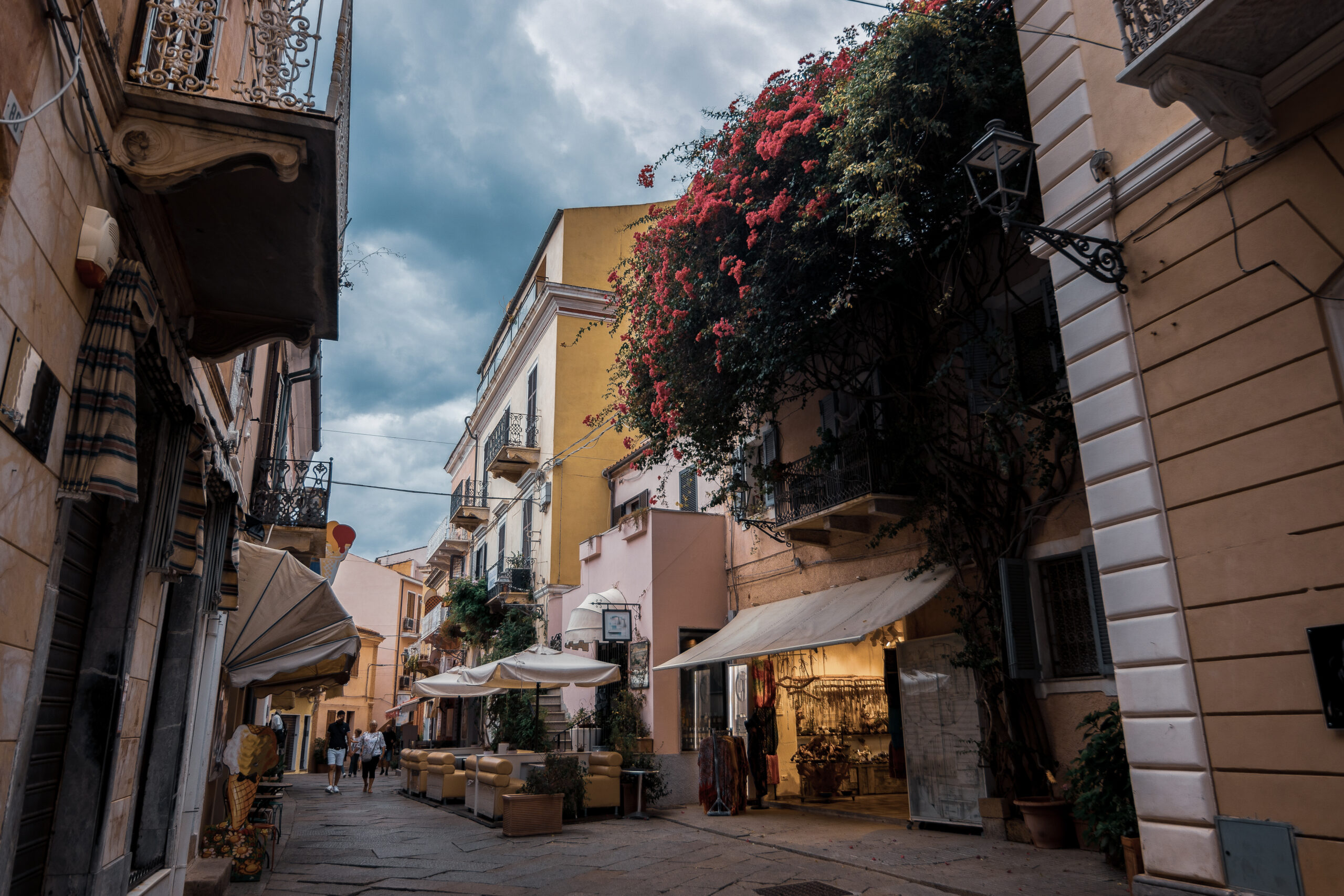Blick in die Altstadt von La Maddalena auf Sardinien mit kleinen Shops, Eisdiele und Cafe