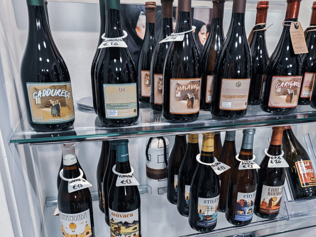 Besondere sardische Weine in einer Verkaufsvitrine - gesehen bei einer Weinprobe in Cagliari