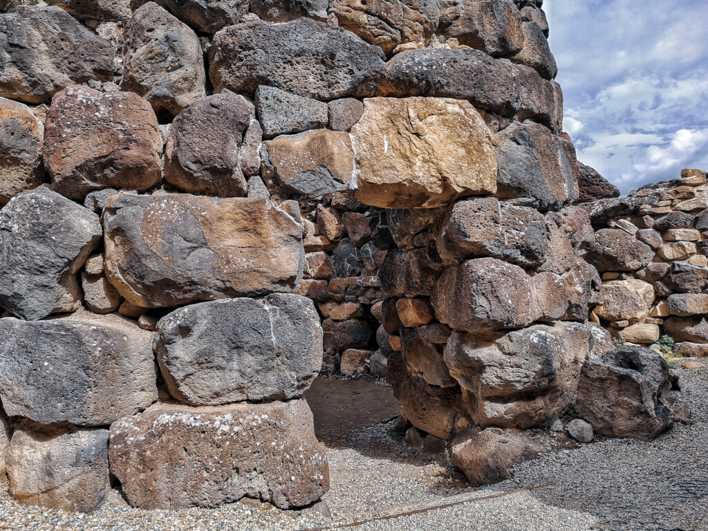 Torbogen aus großen Basaltblöcken als Eingang in eine Nuraghe