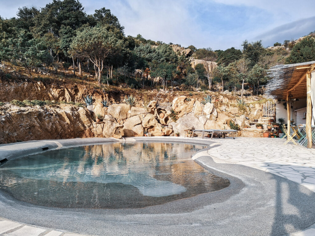 außergewöhnliche Unterkünfte Sardinien - Blick auf den Pool und die Felsen rund um das Casa Stones