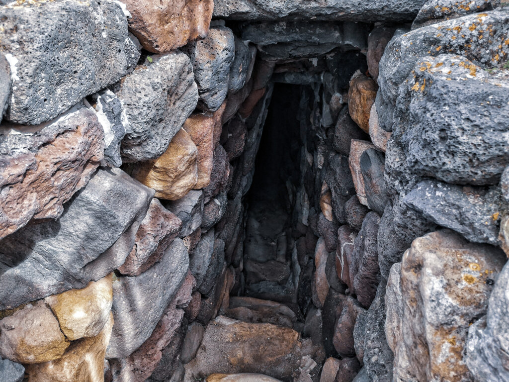 Enger, steiniger Abgang in einer Nuraghe auf Sardinien