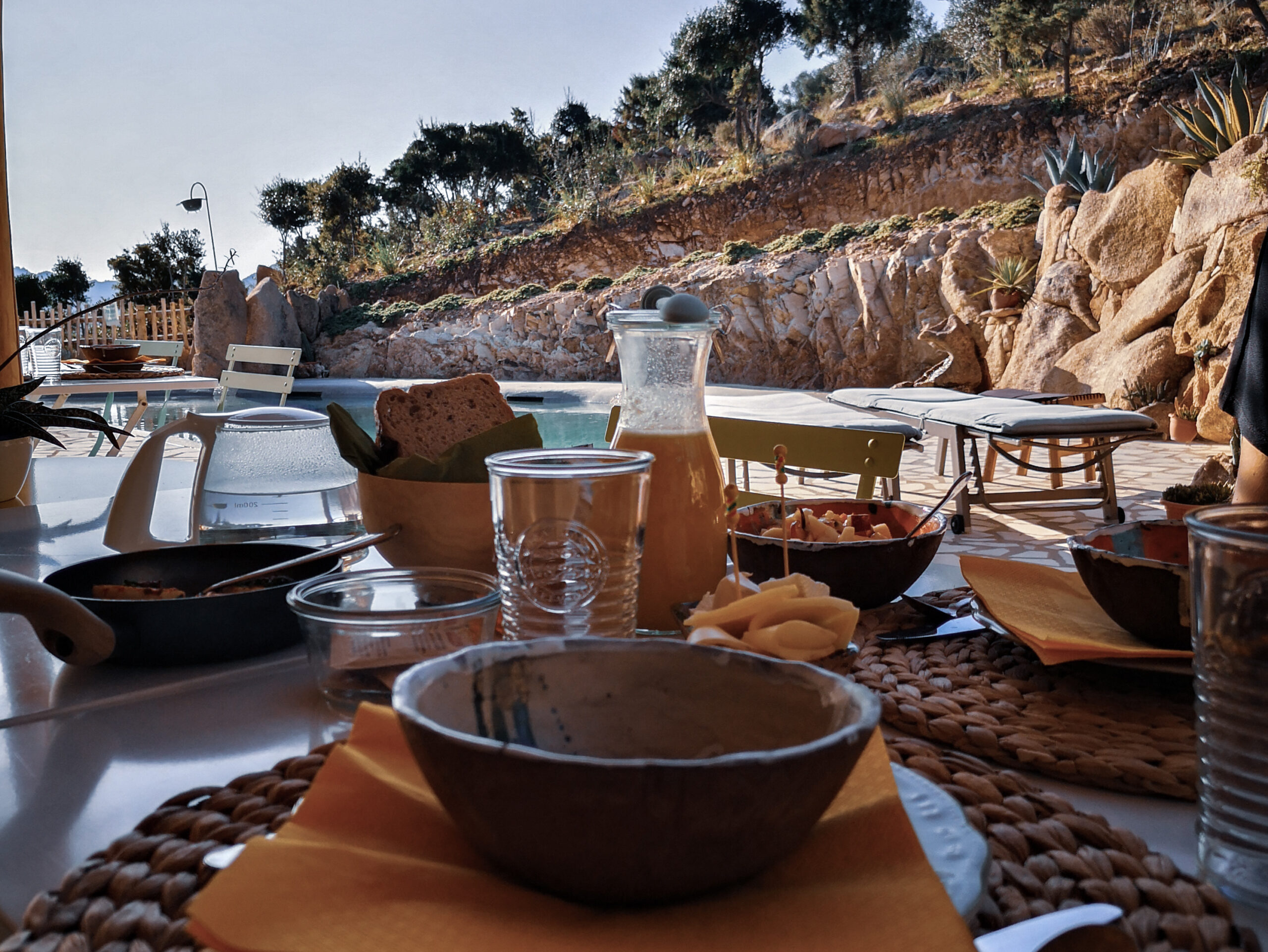 Frühstückstisch mit Blick auf den Pool im Casa Stones, außergewöhnliche Unterkunft auf Sardinien