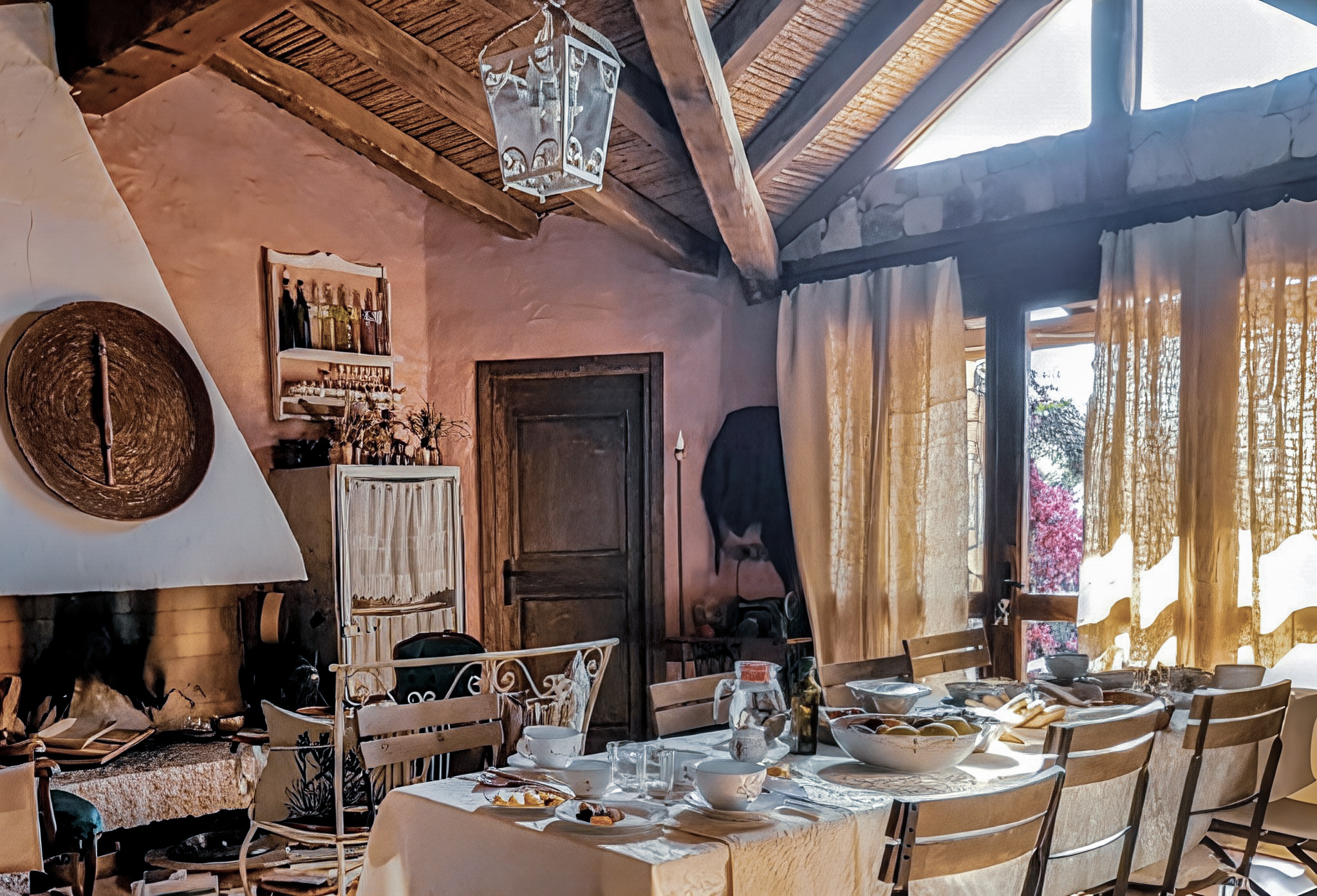 Gedeckter Frühstückstisch im L'Essenza in Sardiniens außergewöhnlicher Unterkunft