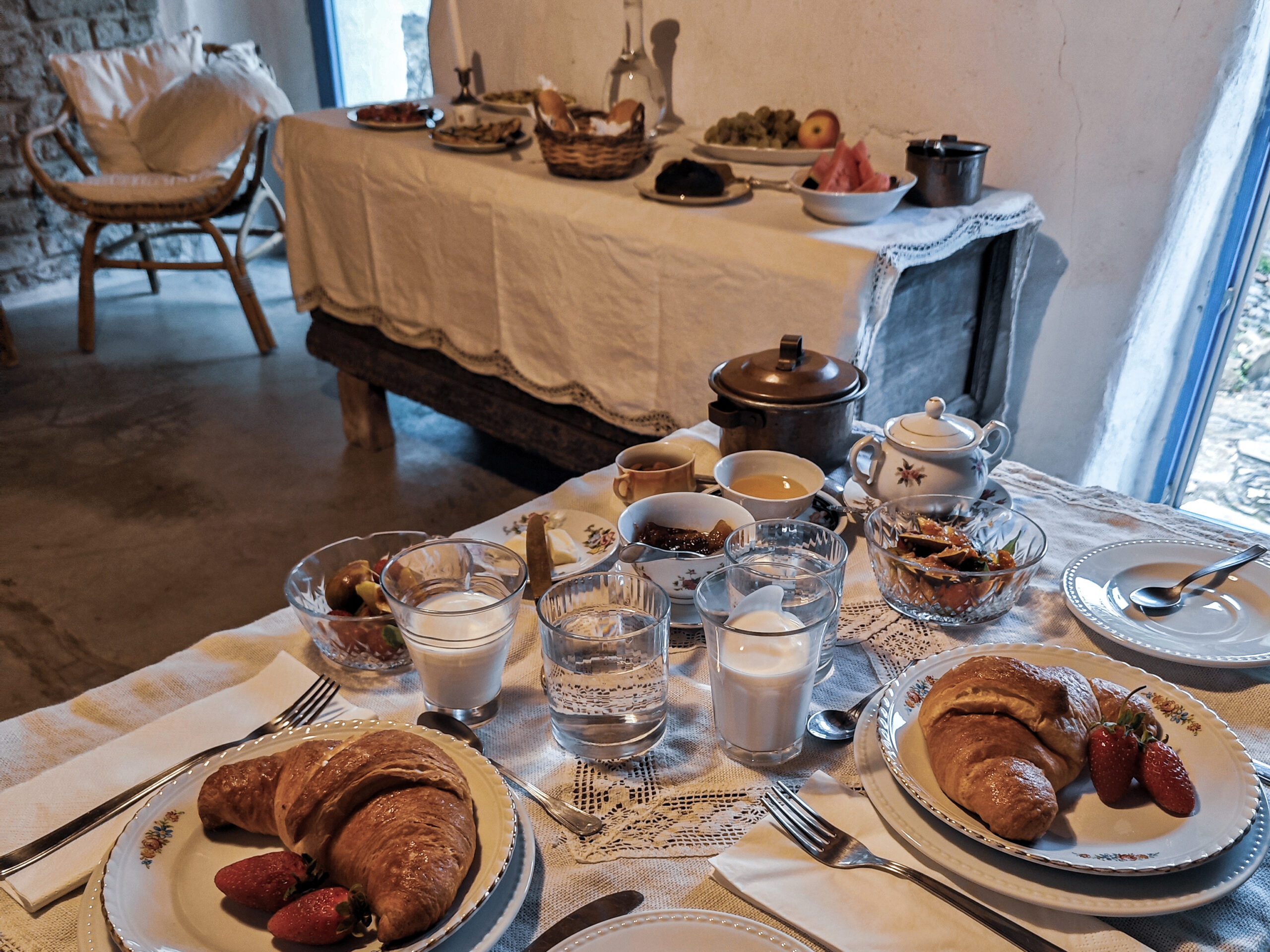 Frühstück mit Cornetto, Obst, Cafe und Tee im Künstlerhaus und Unterkunft Mario Cesare auf Sardinien