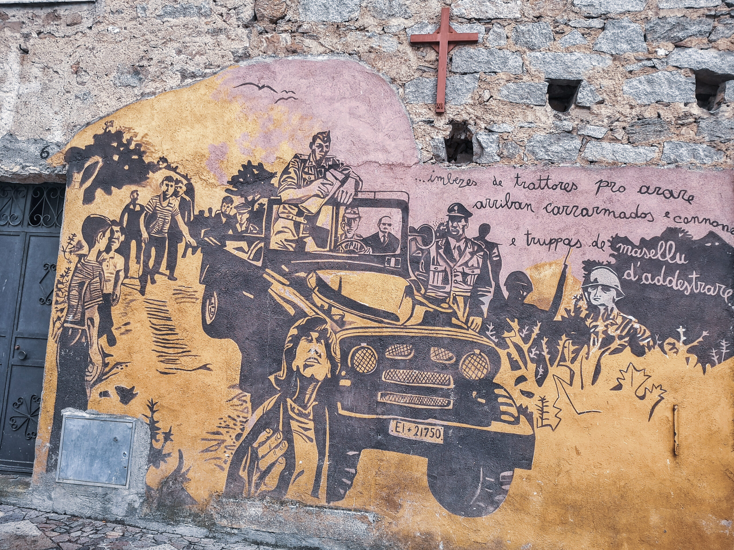 Murales auf Sardinien mit Militärfahrzeug, Soldaten und Zivilisten als Kritik an Faschismus und Repression