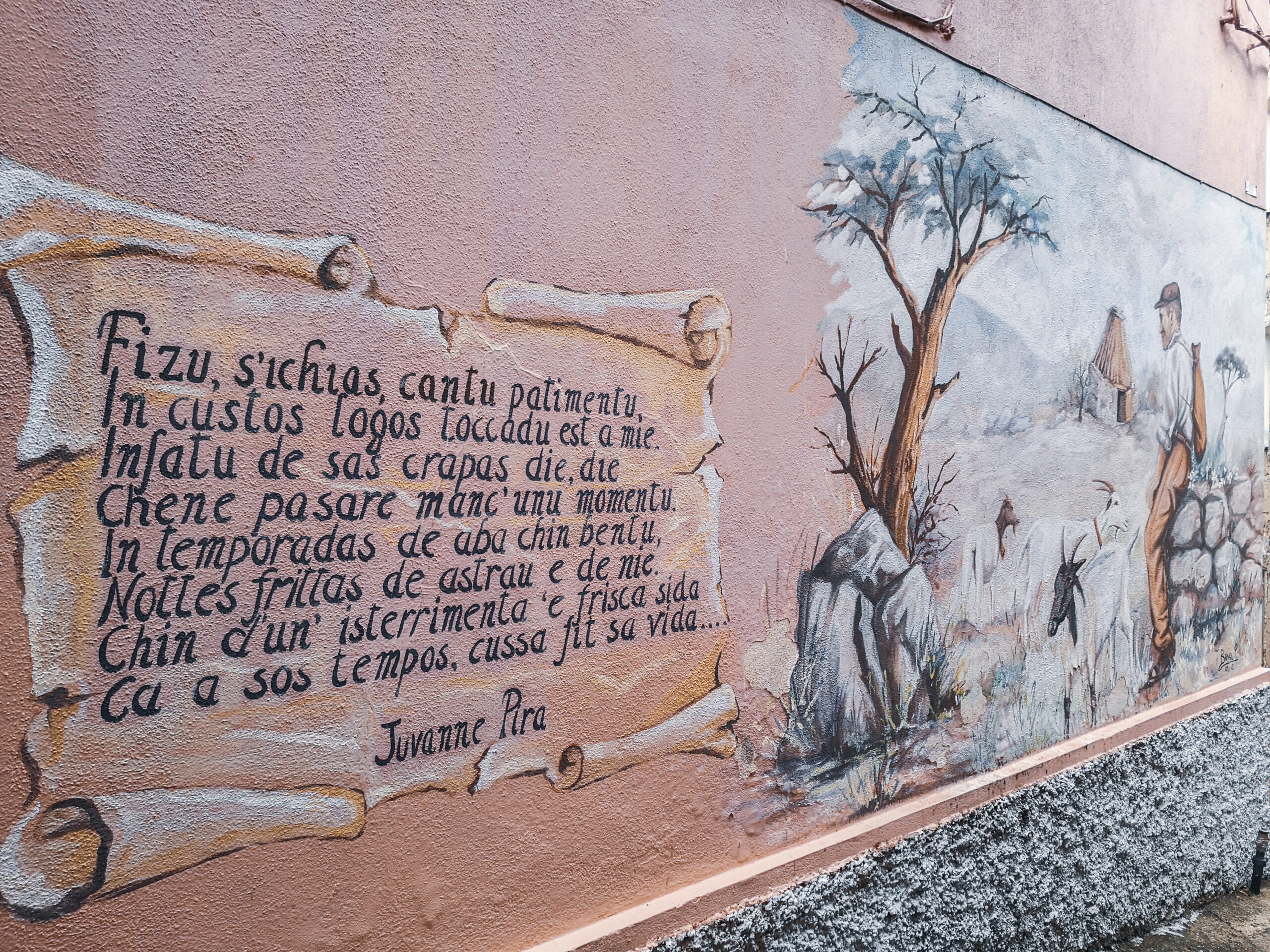 Sardisches Wandgemälde mit handgeschriebenem Text in Logudorese und Hirte mit Ziege