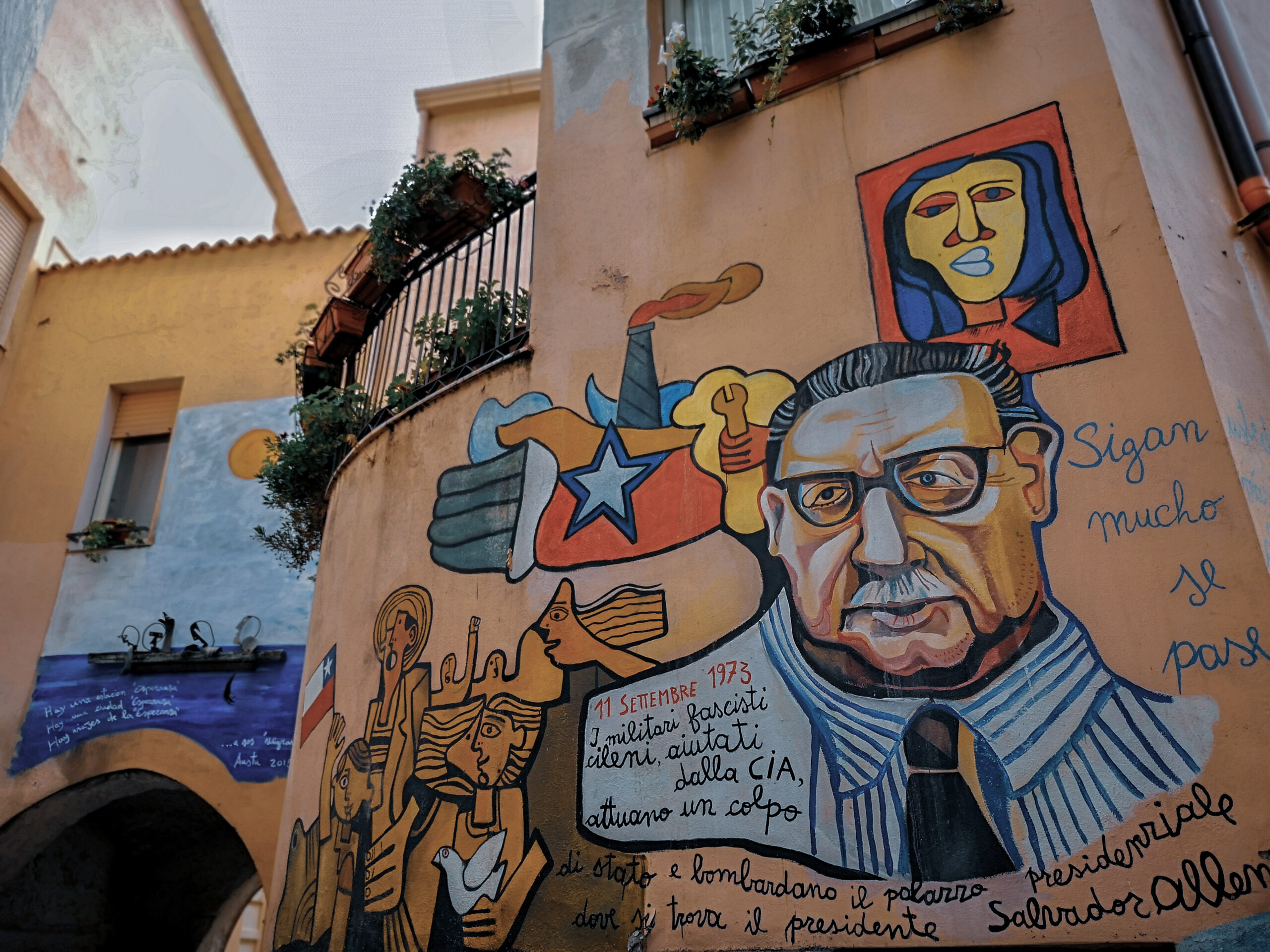 Murales Sardinien - Wandgemälde in Orgosolo mit Salvador Allende, chilenischer Flagge und politischer Symbolik