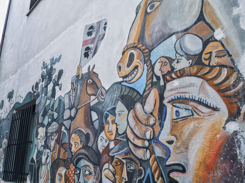 Murales Sardinien - Wandgemälde in Orgosolo mit sardischer Flagge, Gesichtern und historischen Figuren