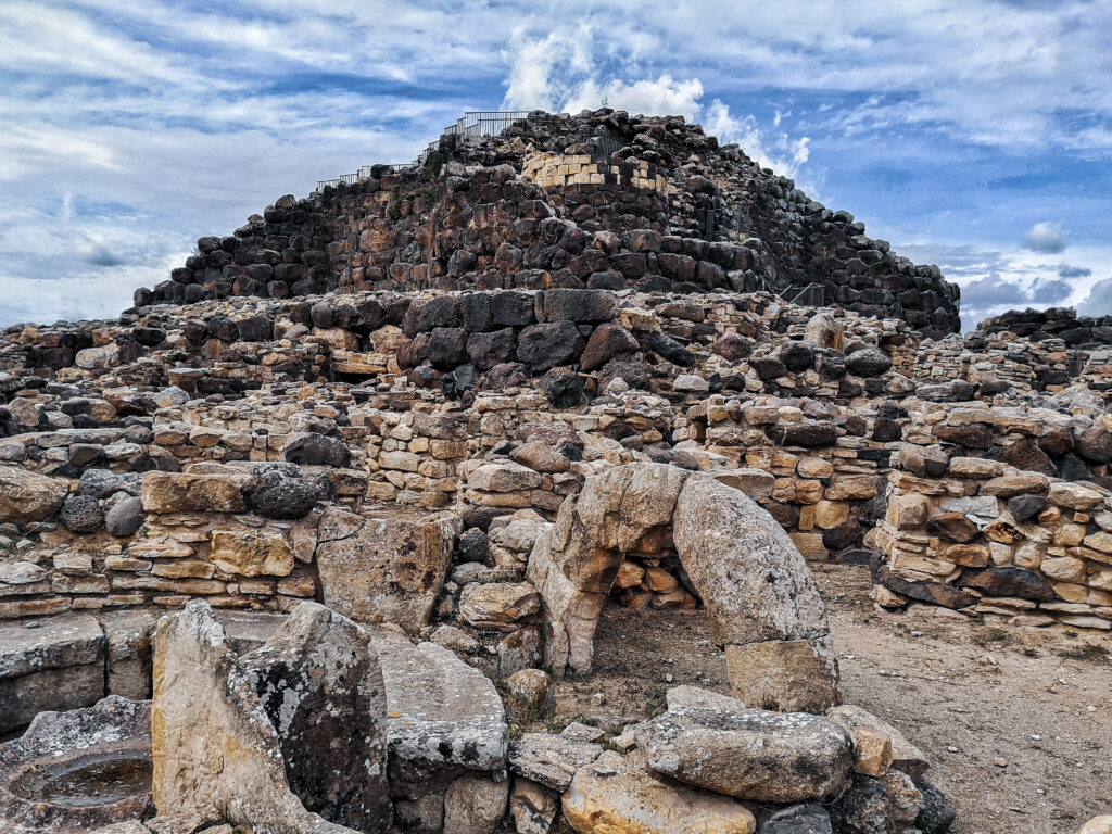 Archäologisches Ruinenfeld der Nuraghe Su Nuraxi mit zahlreichen Steinstrukturen