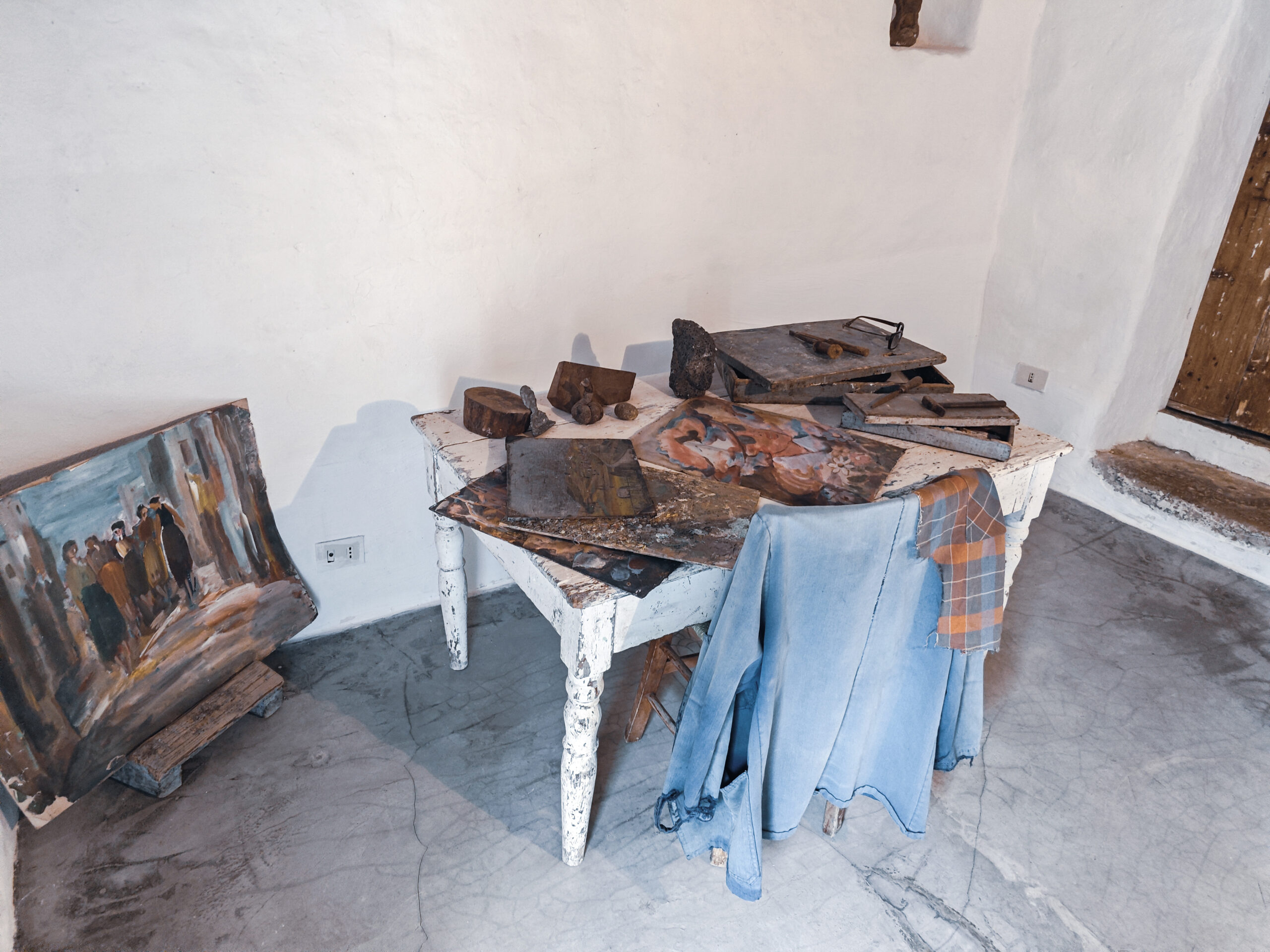 Blick auf den Schreibt des Malers Mario Cesare in der außergewöhnlichen Unterkunft in Gergei auf Sardinien