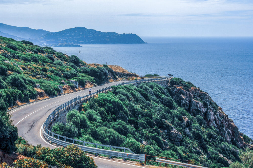 Küstenstraße auf Sardinien mit Meerblick – sinnbildlich für individuelle Reiseplanung und Freiheit beim Buchen