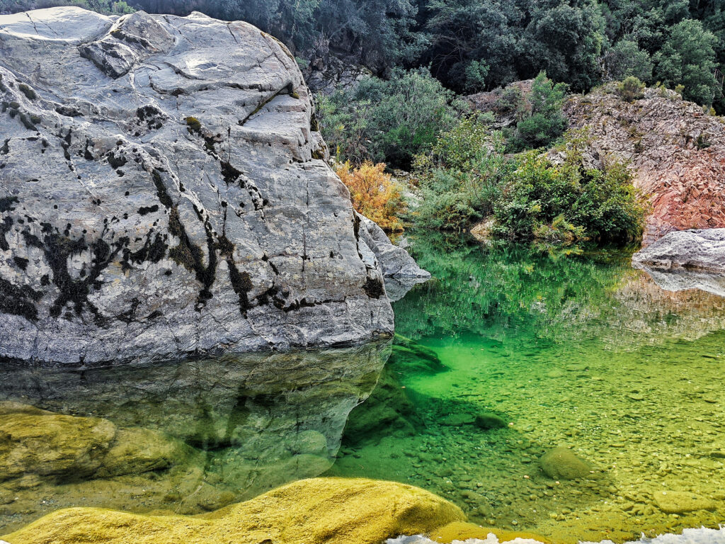 Corongiu Orrubiu am Flumendosa mit klarem grünem Wasser und Felsen auf Sardinien