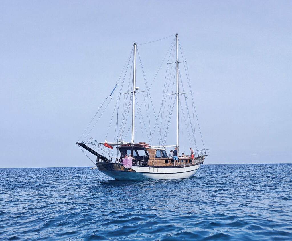 Segelboot auf dem Meer vor der Küste des Golfo di Orosei auf Sardinien
