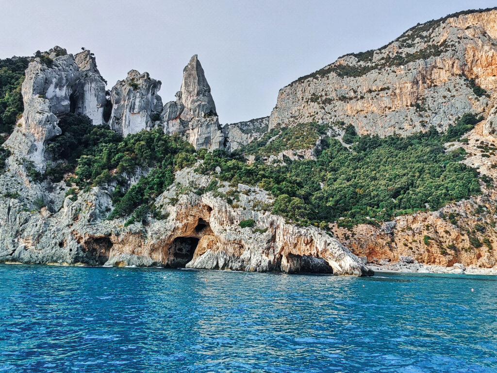 Golfo di Orosei auf Sardinien mit hellen Kalksteinfelsen und türkisblauem Meer