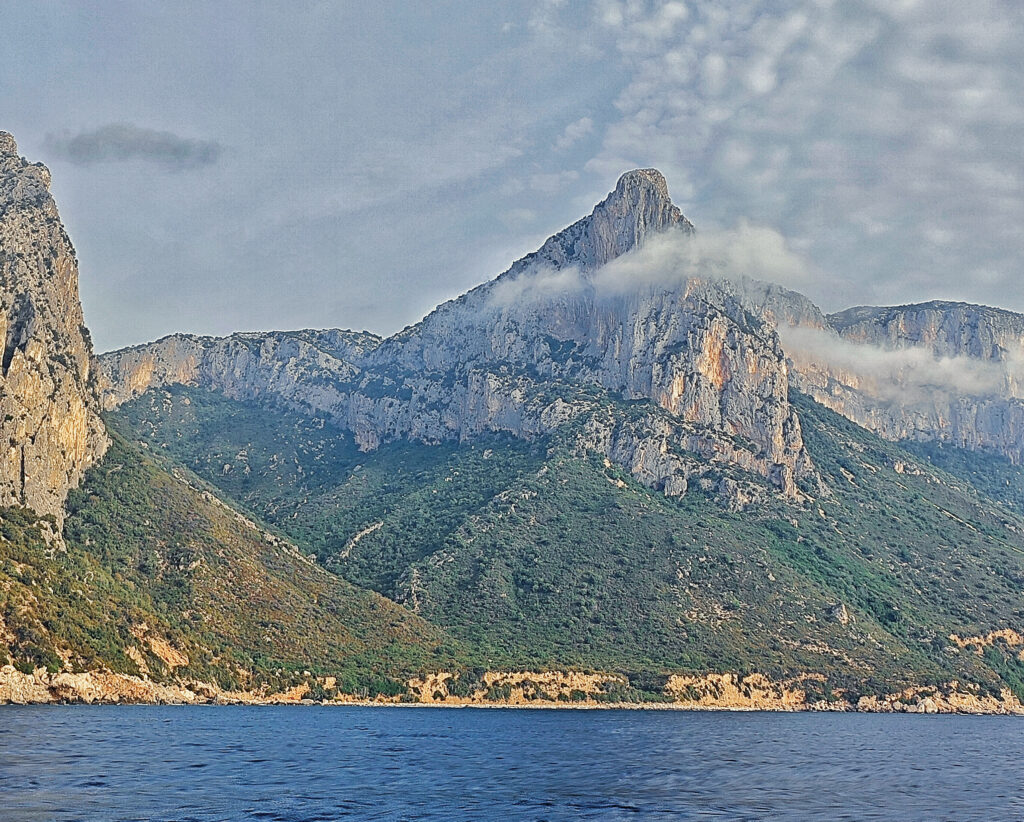 Blick vom Meer auf die Berge und Felslandschaft am Golfo di Orosei auf Sardinien
