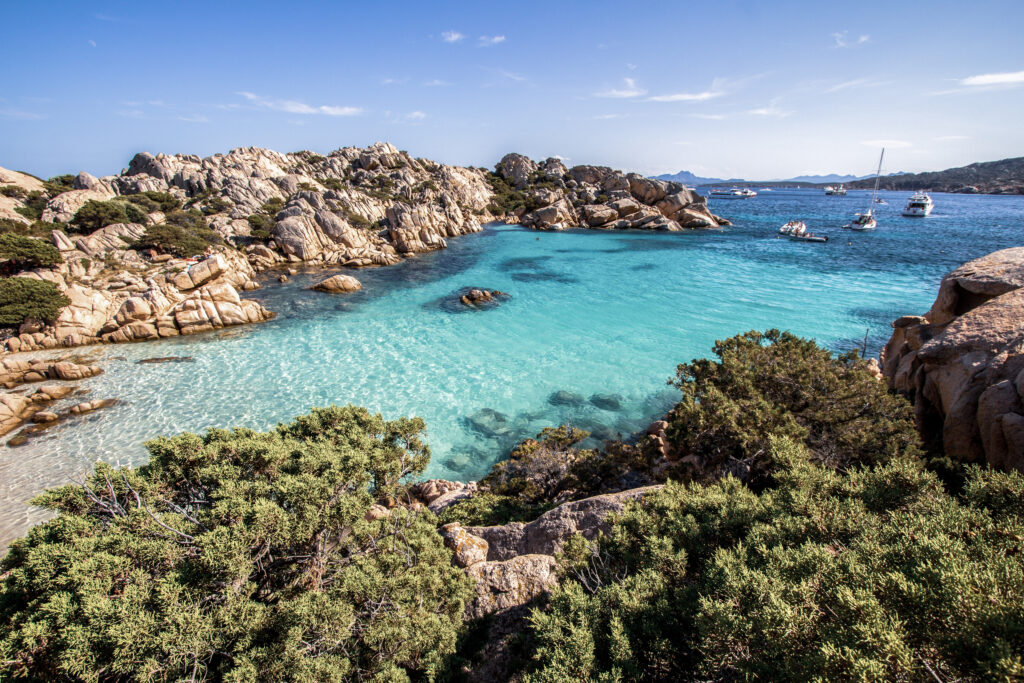Ein Blick in die türkisblaue Bucht von Cala Coticcio im Maddalena Archipel Sardiniens