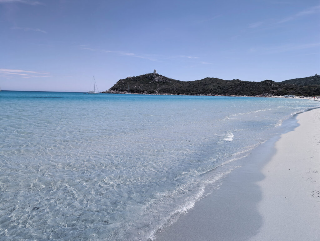 Der Spiaggia di Porto Giunco im mit Blick auf den Capo Carbonara in Sardinien
