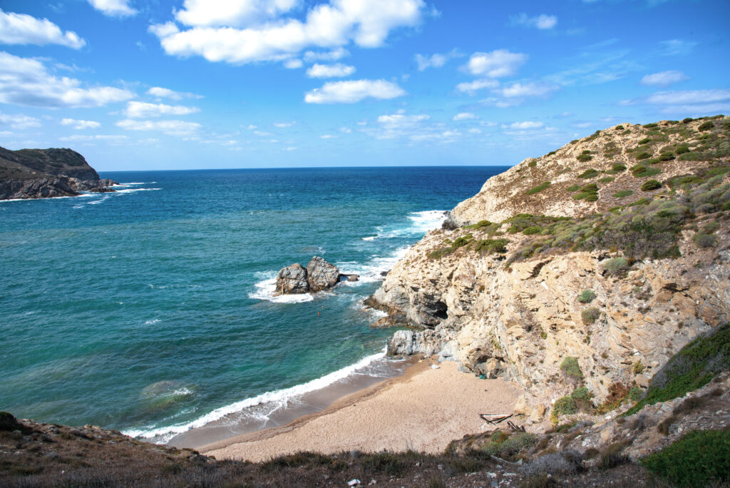 Cala dell’Argentiera mit kleiner Bucht, Felsen und wilder Küstenlandschaft